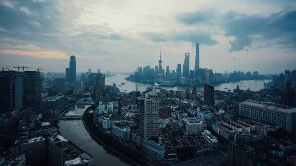 上海的现代城市景观和在日出时间推移