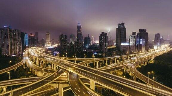 路交叉口在晚上上海中国