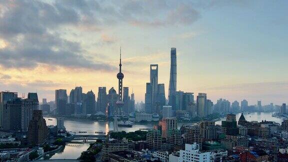 上海城市景观鸟瞰图从黎明到白天时间流逝