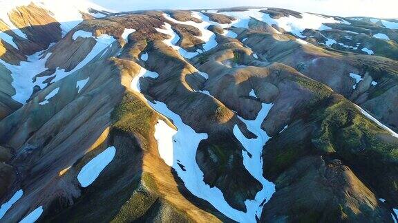 山谷国家公园landmanalaugar的4k航拍平缓的山坡上是雪原和冰川壮丽的冰岛在夏天