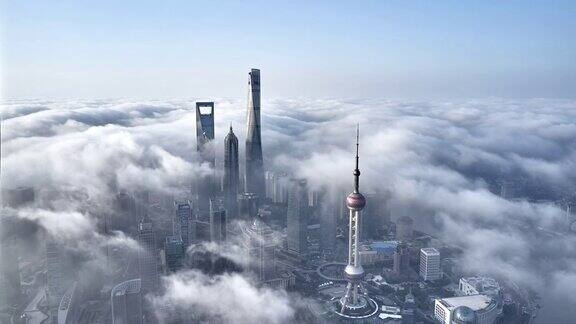 4K:中国浓雾中的上海鸟瞰图