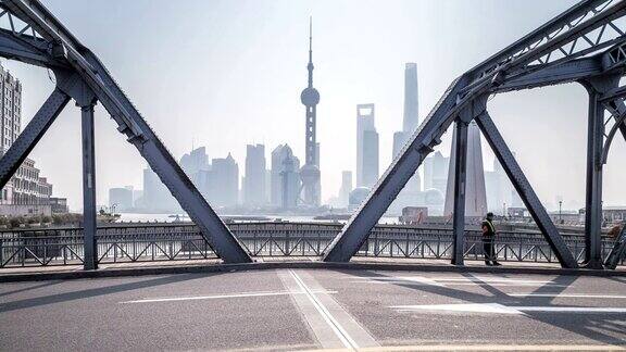上海外滩花园桥在的时间流逝