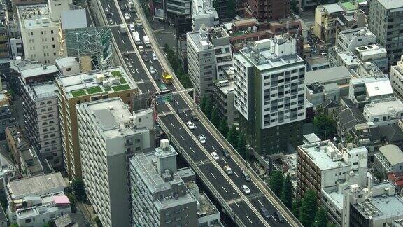 从空中俯瞰东京市内繁忙的道路车辆在交通堵塞