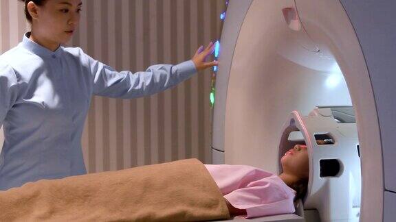 年轻女孩正在做核磁共振扫描