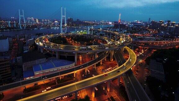 中国上海的高速公路和桥梁