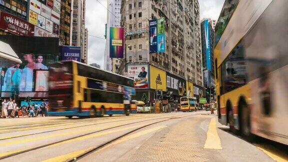 4K时间镜头香港铜锣湾一群行人穿过黄色人行横道