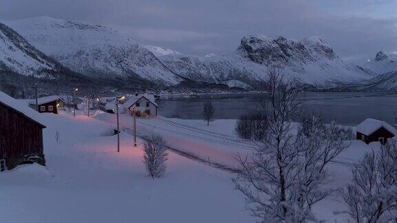无人机在一个寒冷的早晨拍摄了挪威Senja的一个小村庄
