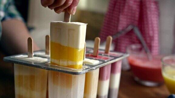 准备芒果草莓蓝莓酸奶冰淇淋棒