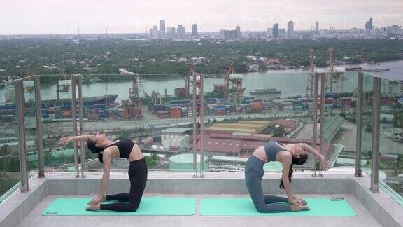 两个美丽的亚洲女人一起做瑜伽锻炼和保健