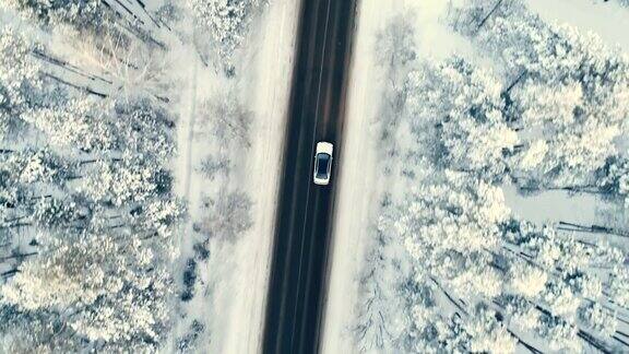 汽车在清理过积雪的乡村道路上行驶