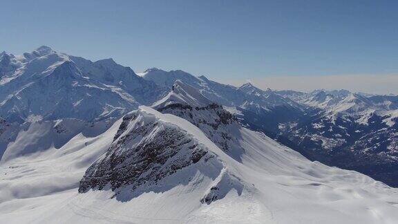 空中拍摄的雪覆盖的岩石勃朗峰