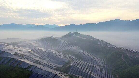 日出时山顶太阳能发电厂的鸟瞰图