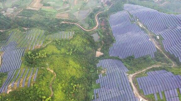 山上太阳能发电厂的鸟瞰图