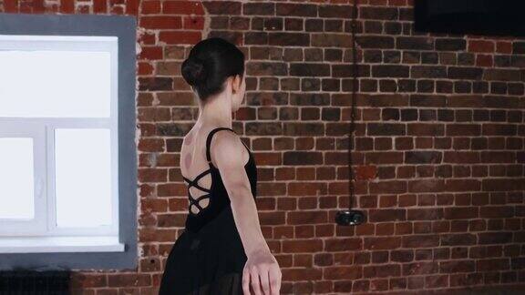 室内芭蕾舞一个小女孩穿着黑色服装表演舞蹈