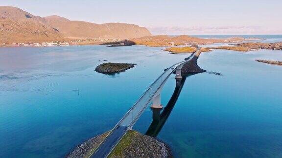 在挪威罗弗敦从空中俯瞰一座风景优美的海上大桥