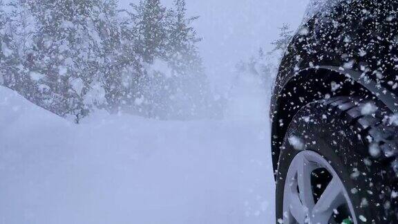 驾驶在冬季森林路和雪