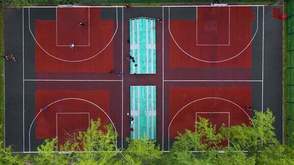 孩子们在格林内什操场篮球场打篮球