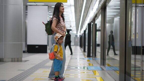 亚洲母子乘火车旅行