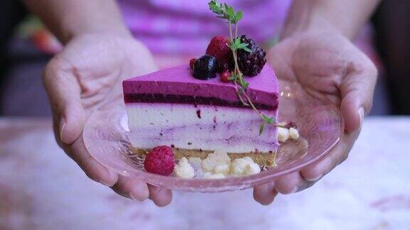 玻璃盘子上的蓝莓蛋糕