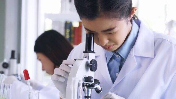 女人和同事在实验室做医学研究