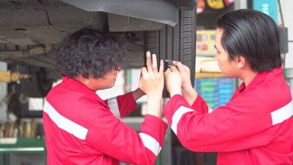 技术人员正在汽车维修站检查发动机