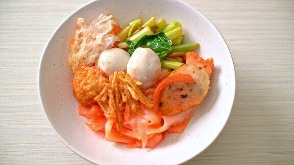 泰式干面配红汤豆腐和鱼丸亚洲风味