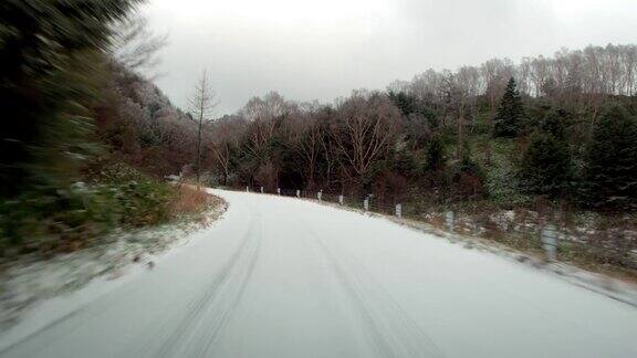 视频驾驶冬天的雪路位于志贺高原的292号公路环绕木池湖