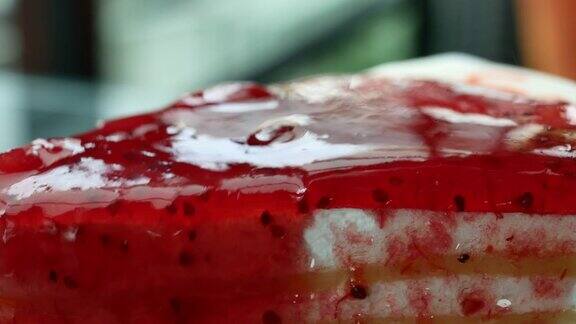 将草莓酱倒在芝士蛋糕上