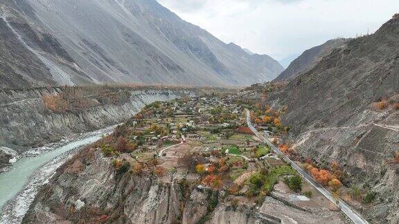 巴基斯坦北部喀喇昆仑公路沿线的喜马拉雅山脉喀喇昆仑山脉的河流鸟瞰图