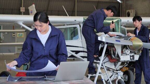 技术人员在飞机收集器内计划并执行飞机修理