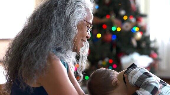 慈爱的祖母在圣诞节期间照顾她的孙女