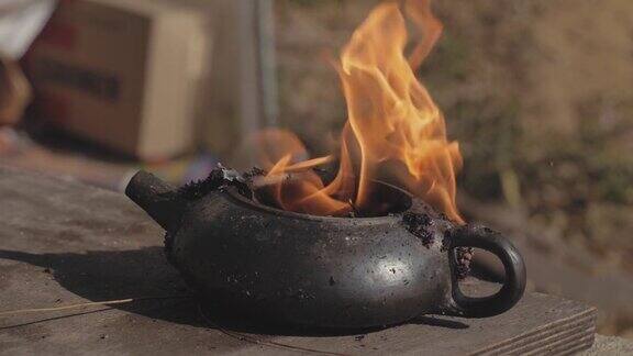 宜兴陶壶是在火上烘烤后在火焰中泡茶的茶道用手工陶壶4k的视频59.94帧秒