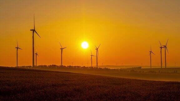 日出时间流逝拍摄的风力涡轮机在农村旋转
