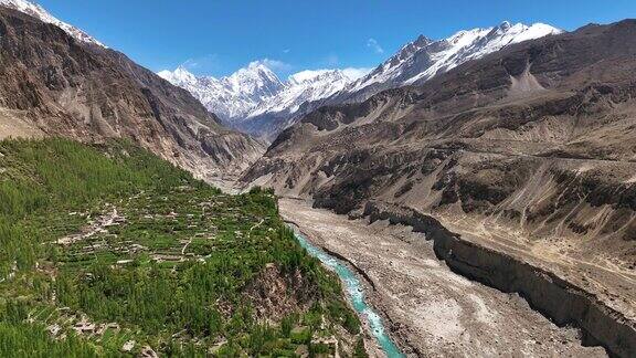 巴基斯坦北部吉尔吉特-巴尔蒂斯坦罕萨山谷的河流和喀喇昆仑山脉的空中无人机日出景观