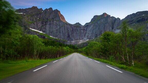 在挪威罗弗敦群岛北极山脉的公路上飞行