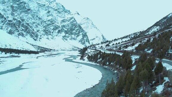 4K鸟瞰雪山与道路印度喜马偕尔邦新库拉山口的公路冬天积雪覆盖的山脉