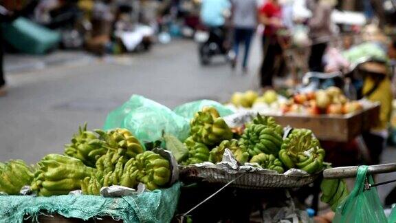 水果和蔬菜在西贡市街头的露天市场