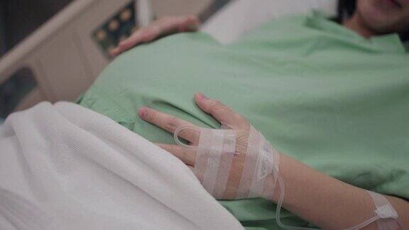孕妇在医院感到疼痛的手特写