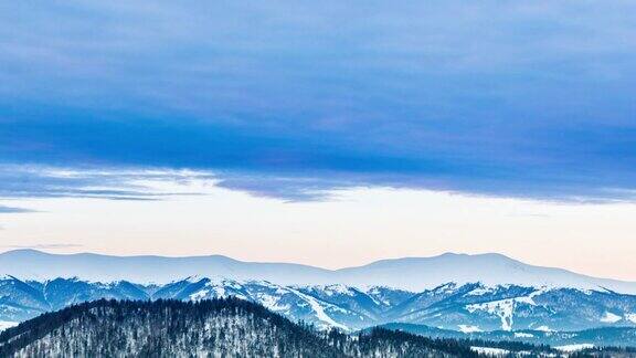 山峰上的雪被风吹走了冬天的风景天很冷下着雪