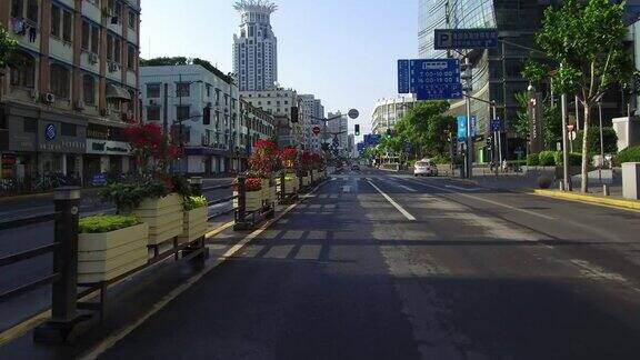 实时汽车在城市道路上行驶上海中国