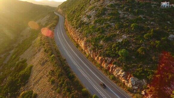 山的风景克里特岛希腊山里的路空中无人机拍摄