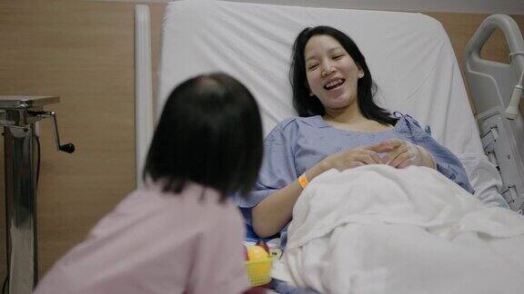 母亲在医院里看着女儿跳舞