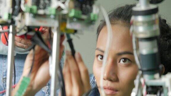 女电子工程师在实验室里建造、测试、修理机器人有技术或创新观念的人