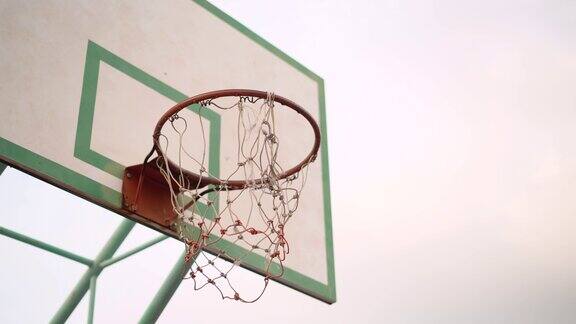 一个篮球球嗖地穿过网