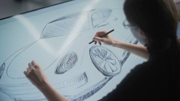 汽车设计师使用数字平板电脑绘制原型车草图