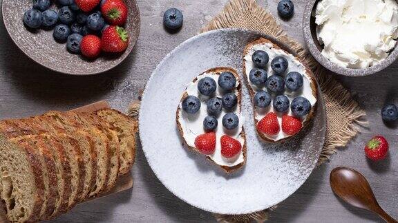 用自制面包、白软干酪、蓝莓和草莓做三明治建议健康饮食定格动画