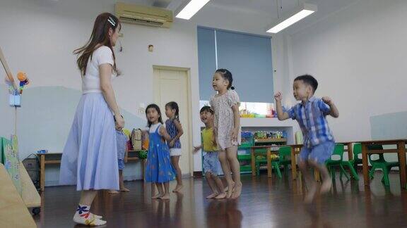 台湾女老师教学生跳舞