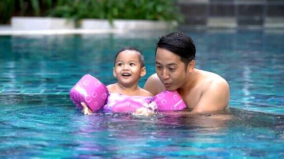 4K小男孩和爸爸在游泳池里玩