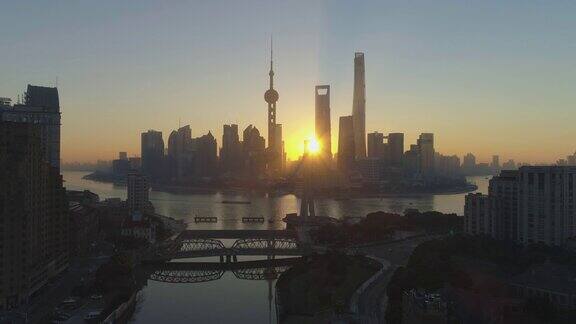 日出时的上海和外白渡桥全景陆家嘴金融区和黄浦江中国鸟瞰图无人机向后和向上飞行远景