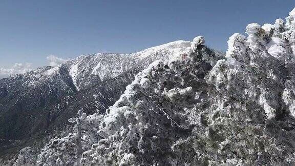 山上积雪的航拍镜头